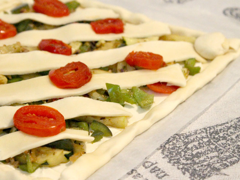 Blätterteigpizza bevor sie in den Ofen kommt!